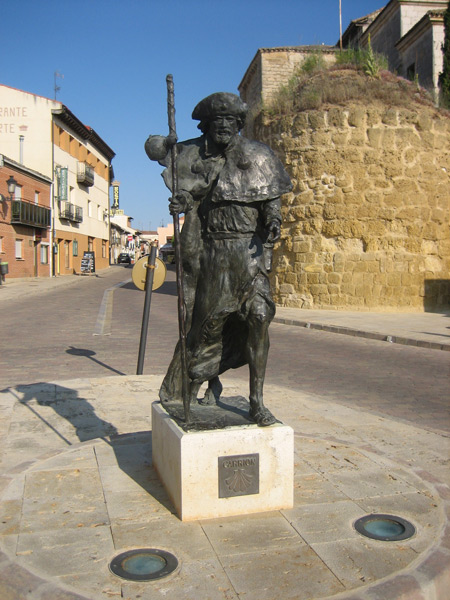 Bronzestatue eines Pilgers mit Hut und Pilgerstab in Carrión de los Condes