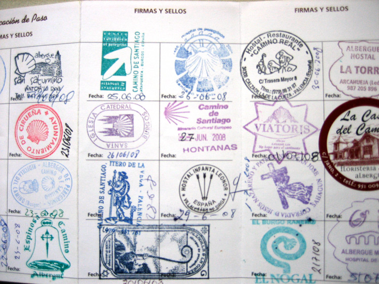 Seite eines Pilgerausweises voller Stempel mit Datum, u. a. aus Burgos, Hontanas und Sahagún