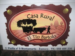 Schild der Casa Rural in Montamarta
