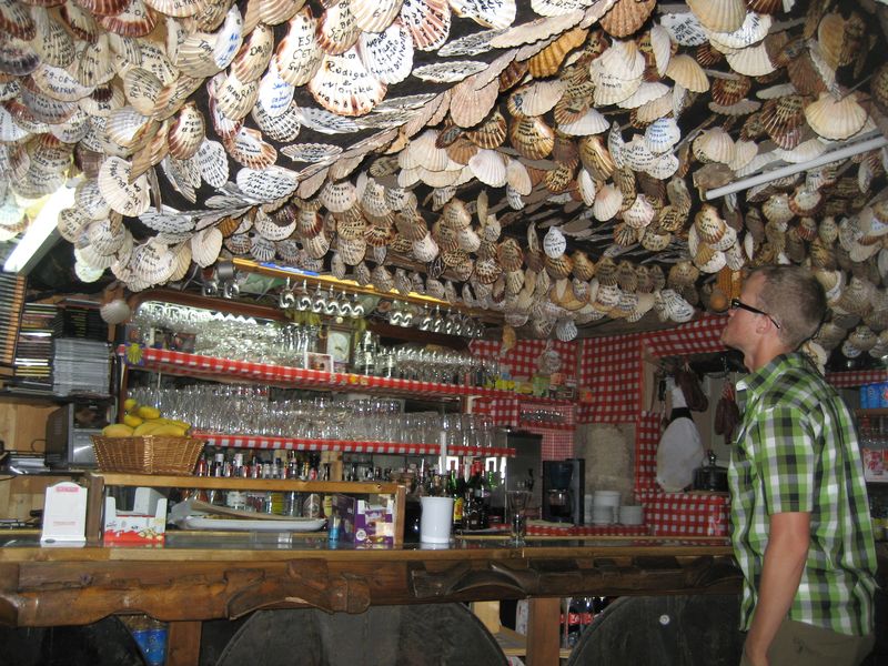 Albergueria: die Muschelbar gegenüber der Herberge