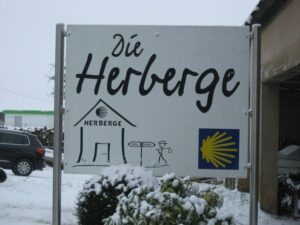 Mary’s Herberge in Merzkirchen: Schild am Haus