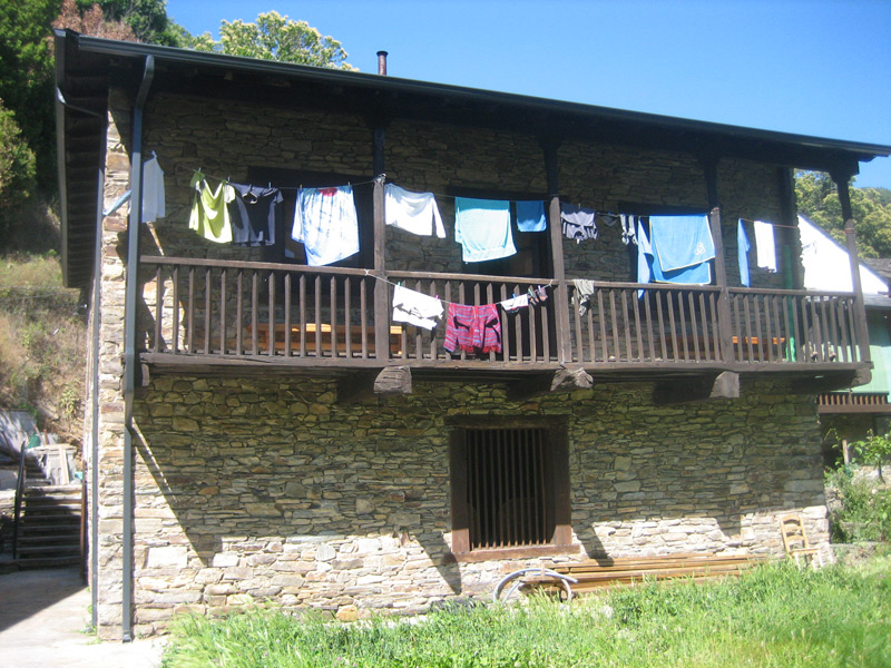 Pilgerherberge Pereje: Steinhaus mit Holzbalkon