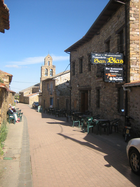 Santa Catalina de Somoza: Gasse mit der Herberge San Blas