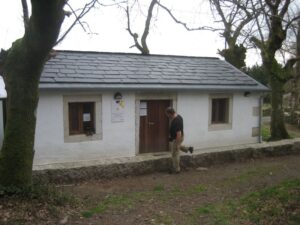 San Román: kleines Steinhaus im Wäldchen
